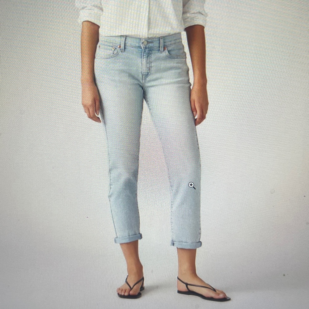 Levi’s woman’s boyfriend cut jeans light blue size 28